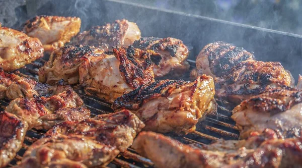 Egy Gyönyörű Közeli Szaftos Steak Grill Lángok Tűz Gőz Füst — Stock Fotó