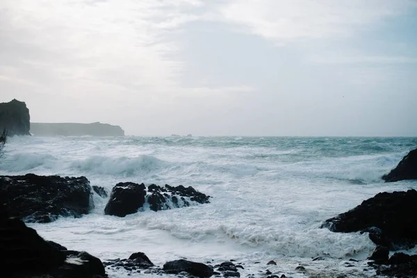 Uma Bela Paisagem Ondas Mar Batendo Sobre Formações Rochosas — Fotografia de Stock