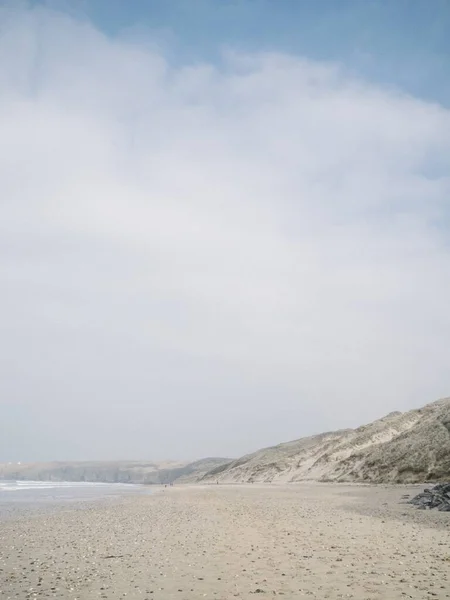 Una Bella Spiaggia Sabbia Bianca Sotto Cielo Nuvoloso — Foto Stock