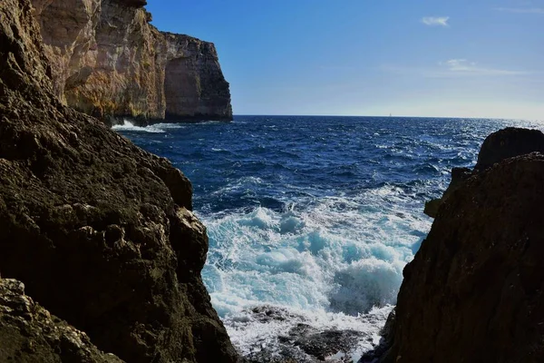 Piękny Widok Wapiennych Klifów Morskich Migra Ferha Malcie Słoneczny Dzień — Zdjęcie stockowe