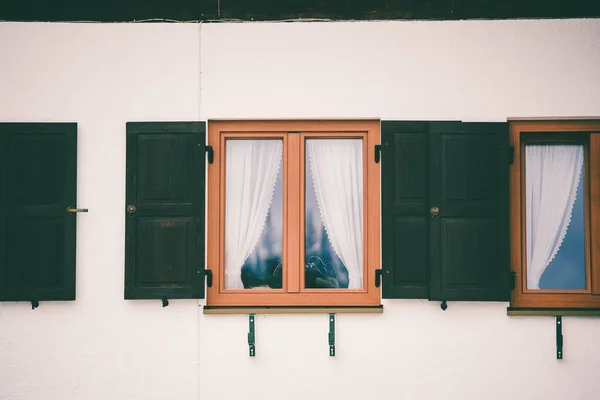 Szklane Okno Drewnianą Ramą Białą Zasłoną Wewnątrz — Zdjęcie stockowe