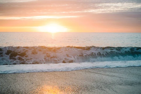 Krásná Scenérie Západu Slunce Odrážející Klidné Moře — Stock fotografie