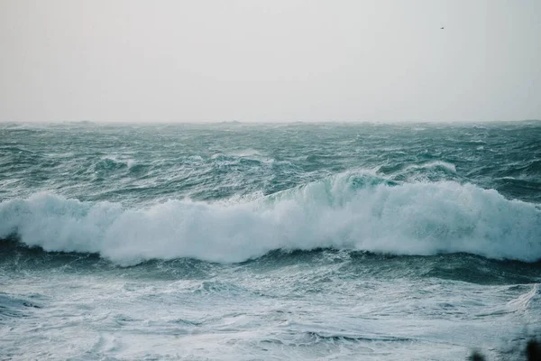 Uma Bela Paisagem Ondas Mar Batendo Sobre Formações Rochosas — Fotografia de Stock