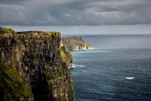 Scogliere Moher Circondate Dal Mare Sotto Cielo Nuvoloso Luce Del — Foto Stock