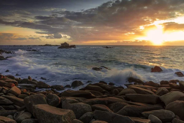 Gün Batımında Kayalık Deniz Manzarası Deniz Manzarası — Stok fotoğraf