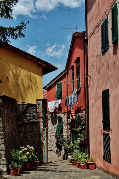 Tiro Vertical Casas Coloridas Lavanderia Itália — Fotografia de Stock