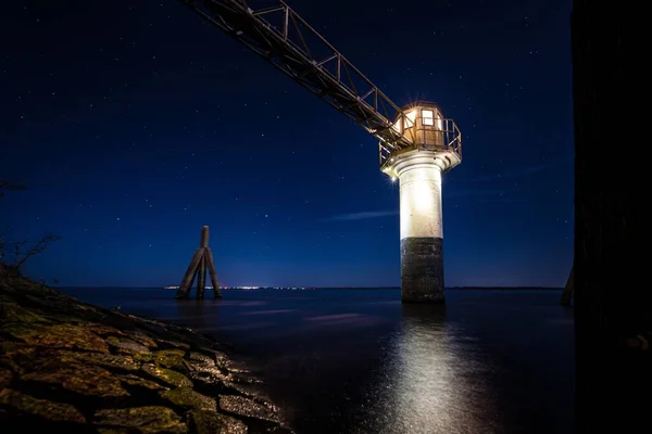 Una Hermosa Imagen Faro Por Noche Bajo Cielo Estrellado — Foto de Stock