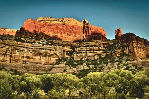 在亚利桑那州Sedona 一幅美丽的照片是白天阳光下的橙色岩石山和树叶树 — 图库照片