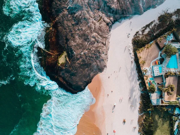 Een Luchtfoto Van Een Strand Rio Janeiro Met Huizen Berg — Stockfoto