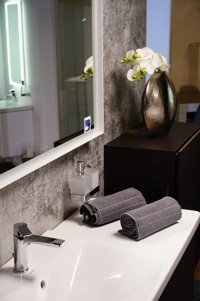 Ein Vertikales Bild Eines Badezimmers Mit Handtüchern Und Schöner Dekoration — Stockfoto
