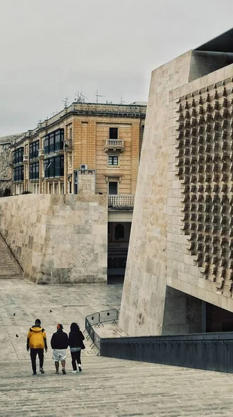 Vertikální Snímek Krásné Městské Brány Valletta Malta Zachycen Během Covid — Stock fotografie