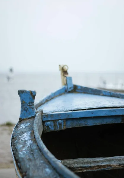 古い風化した木製の青いボートの垂直ショット — ストック写真