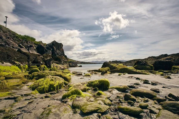 爱尔兰的城堡湾海滩白天被大海包围 在乌云密布的天空下被岩石环绕 — 图库照片
