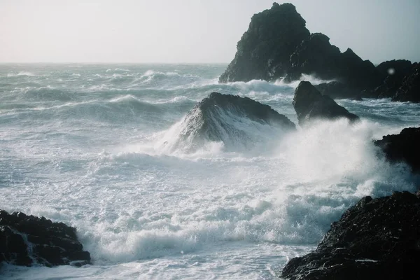 Ένα Όμορφο Τοπίο Από Κύματα Που Συντρίβονται Πάνω Από Βράχους — Φωτογραφία Αρχείου
