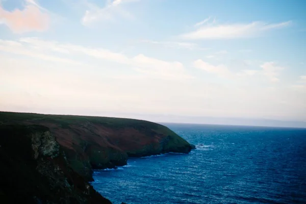 昼間の海の岩の形成の美しい景色 — ストック写真
