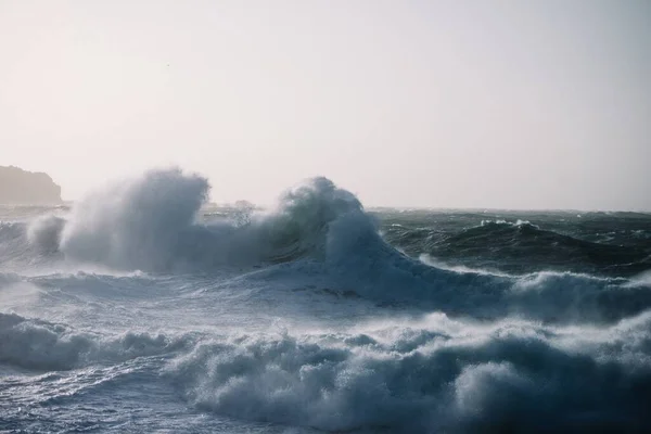 Piękna Sceneria Morskich Fal Rozbijających Się Nad Formacjami Skalnymi — Zdjęcie stockowe