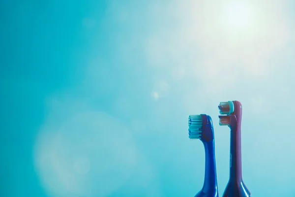 Foto Dos Cepillos Dentados Con Fondo Azul Claro — Foto de Stock