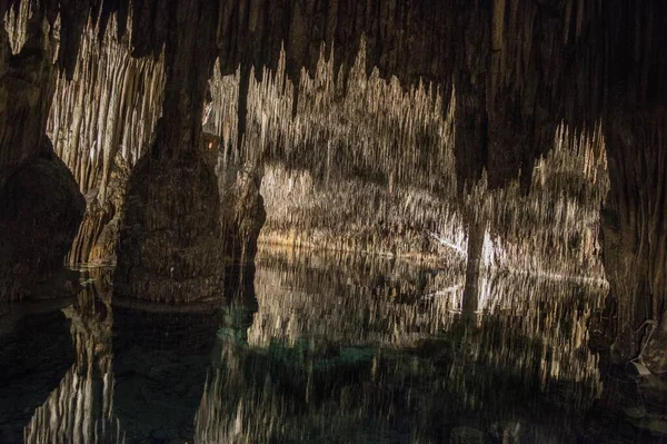 Fascinante Vista Cueva Con Lago Subterráneo Isla Mallorca España —  Fotos de Stock