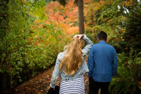 Een Ondiepe Scherpstelopname Van Een Man Een Vrouw Die Door — Stockfoto