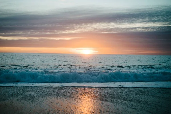 Vacker Natur Solnedgång Reflekterar Över Havet Med Havsvågor Kraschar Stranden — Stockfoto