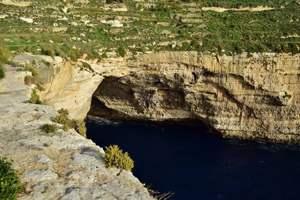 晴れた日にマルタ島のマルタ イルフェラ島のサンゴ質石灰岩の海の崖の美しいショット — ストック写真