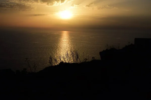 Ein Schönes Bild Eines Bewölkten Sonnenuntergangs Über Den Klippen Und — Stockfoto