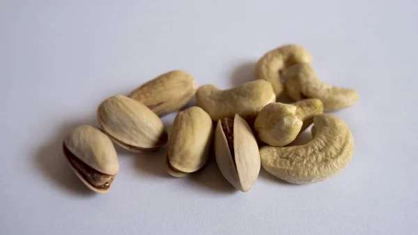 Eine Nahaufnahme Von Pistazien Und Cashewnüssen Auf Einer Weißen Oberfläche — Stockfoto