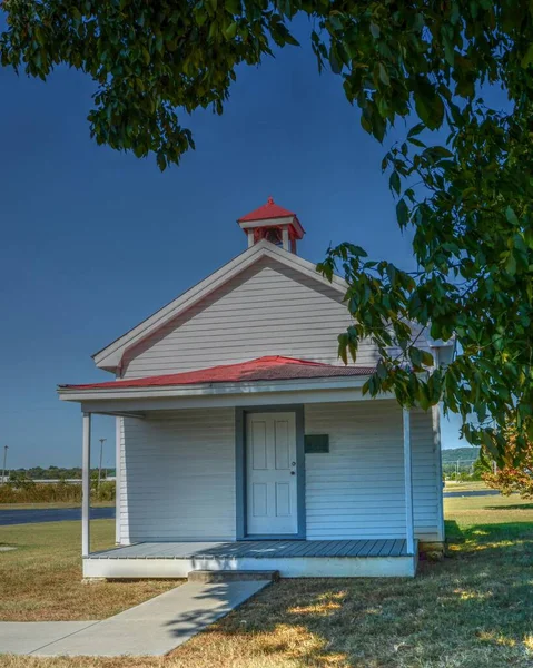 Uma Bela Imagem Vertical Uma Pequena Casa Branca Campo — Fotografia de Stock