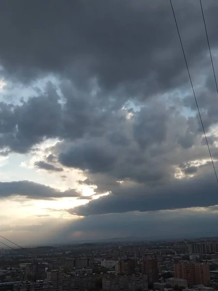 亚美尼亚埃里温 一个美丽的城市景观在乌云密布的天空下垂直拍摄 — 图库照片