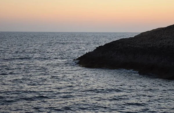 Una Hermosa Imagen Una Puesta Sol Rojiza Junto Costa Maltesa — Foto de Stock