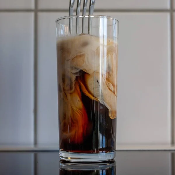 Sebuah Gambar Yang Indah Dari Kopi Dicampur Dengan Susu Dalam — Stok Foto