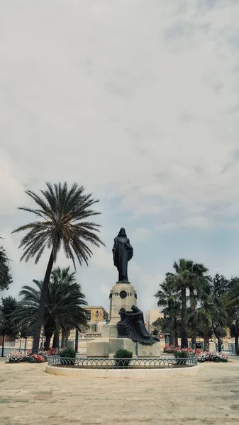 Plan Vertical Une Belle Statue Sur Une Place Malte Capturée — Photo