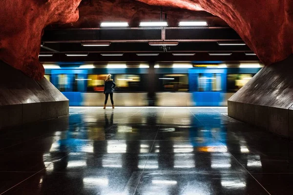 Fascynujący Widok Niebieskie Metro Stacji Nowoczesnym Designem — Zdjęcie stockowe