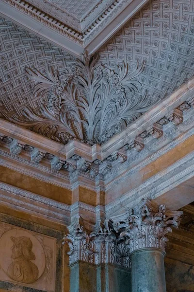 Vista Hipnotizante Dos Pilares Palácio Decorado Estilo Antigo — Fotografia de Stock
