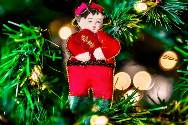 Een Prachtige Closeup Van Een Rood Chinees Speeltje Een Kerstboom — Stockfoto