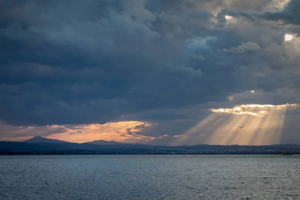 Paisaje Impresionante Puesta Sol Que Brilla Través Las Nubes Sobre — Foto de Stock