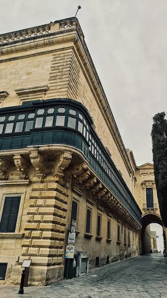 Een Verticale Lage Hoek Schot Van Georges Square Valletta Malta — Stockfoto