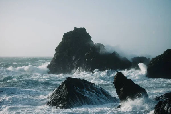 Uma Bela Paisagem Ondas Mar Batendo Sobre Formações Rochosas — Fotografia de Stock