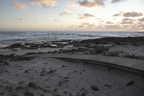 Uno Splendido Scenario Spiaggia Rocciosa Mare Durante Tramonto — Foto Stock