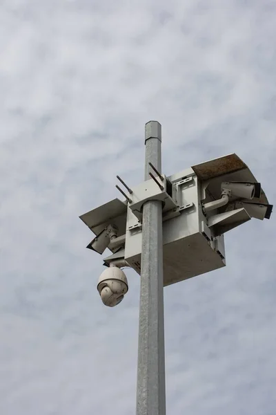 街路監視カメラの垂直低角度ショット セキュリティコンセプト — ストック写真