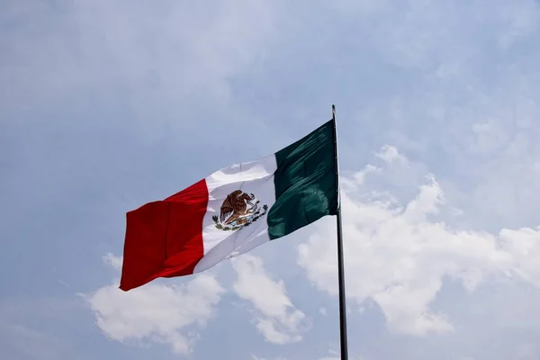 Hermoso Disparo Bandera Mexicana Volando Bajo Cielo Azul — Foto de Stock