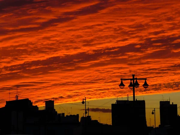 Uma Silhueta Edifícios Lâmpadas Rua Sob Belo Céu Pôr Sol — Fotografia de Stock