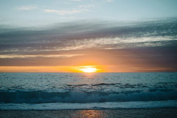 Красиві Пейзажі Заходу Сонця Відображають Море Морськими Хвилями Падають Пляжі — стокове фото