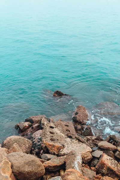 Ein Schönes Vertikales Bild Klaren Blauen Wassers Mit Felsen Rio — Stockfoto