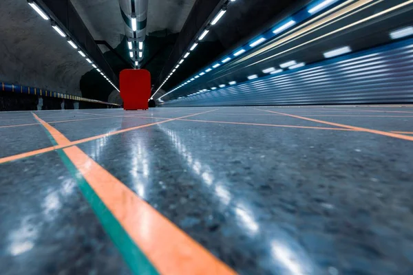 Las Luces Que Reflejan Suelo Una Estación Metro Con Diseño — Foto de Stock
