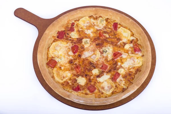 Tahta Tabakta Lezzetli Peynirli Bir Pizza — Stok fotoğraf