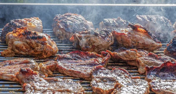 Piękne Zbliżenie Soczyste Steki Grillu Płomieniami Ogień Para Dym — Zdjęcie stockowe