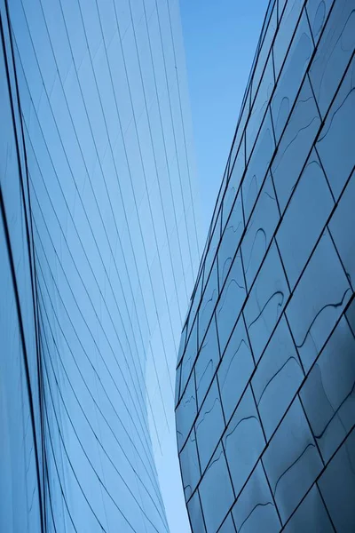 Egy Függőleges Felvétel Egy Modern Építészeti Épület Tükröződő Üvegéről — Stock Fotó