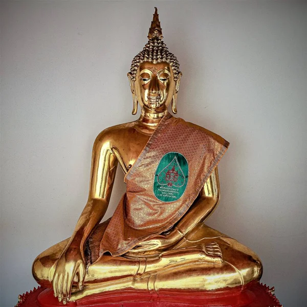 Belo Tiro Uma Estátua Budista Dourada Conceito Religioso — Fotografia de Stock