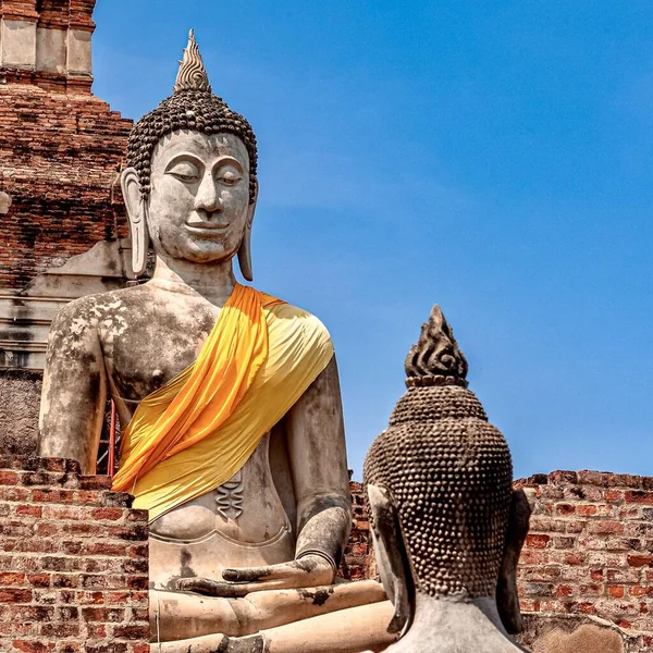 Stará Socha Buddhy Pokrytá Žlutou Látkou — Stock fotografie